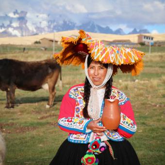 Bertha, emprendedora de la comunidad de Rodeana, promotora de la ruta de la leche, invita a los visitantes a degustar los derivados lácteos y la leche fresca de vaca. Además, pueden disfrutar de una tabla de quesos y compartir momentos agradables con su familia.