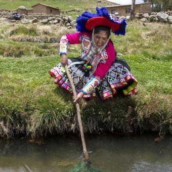 En la ruta de la trucha, la emprendedora Julia pesca truchas de forma artesanal, en un espacio donde se ofrece una experiencia de pesca tradicional y alimentación local.