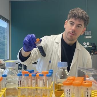 El investigador Miguel Marín, en el laboratorio de IrsiCaixa.