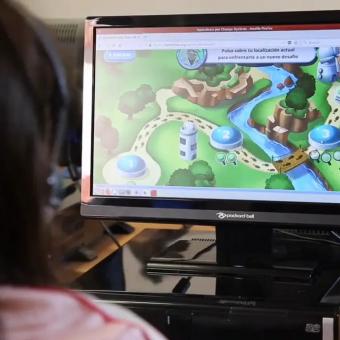 Alumna interactuando con Dytective, herramienta para evaluar la dislexia