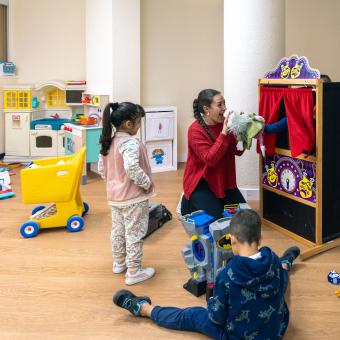A technique preparing a puppet show in the CaixaProinfancia 3-6 Growth Spaces at the Barró Association.