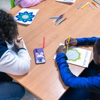 Children coloring mandalas in the CaixaProinfancia 3-6 Growth Spaces at the Barró Association.