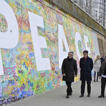 El president de la Generalitat, Salvador Illa juntament amb David Hernández, director del BesArt. The River Museum, admirant els murals.
