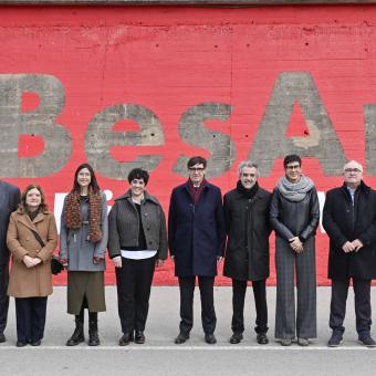 Fotografia de familia de la comitiva institucional que ha donat avui suport i reconeixement al projecte BesArt. The River Museum.