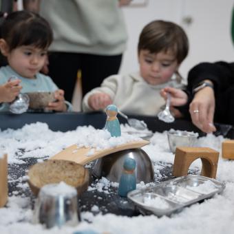 CaixaProinfància proporciona serveis de reforç educatiu, activitats de lleure i temps lliure, acompanyament psicosocial i suport a les famílies.