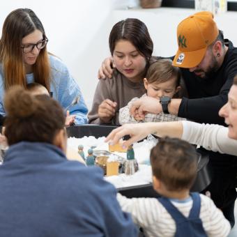 Pares i mares beneficiaris del programa amb els nens.