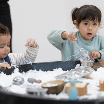 Dos nens beneficiaris del programa CaixaProinfància de la Fundació ”la Caixa”.