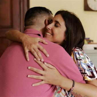 dos personas abrazándose.