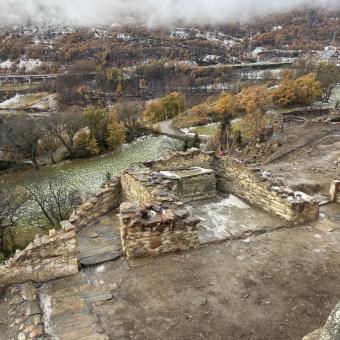 Imatge de les obres de rehabilitació de la muralla del Castell de València d’Àneu.