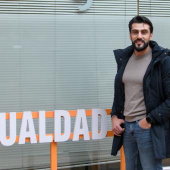 Rufo Santiago, usuario del programa Incorpora de la Fundación ”la Caixa” y responsable de una tienda de ropa en Cartagena.