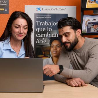 Ana y Rufo en la Fundación Secretariado Gitano, entidad que colabora con el programa Incorpora de la Fundación ”la Caixa”.