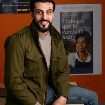 Rufo Santiago, usuario del programa Incorpora de la Fundación ”la Caixa” y responsable de una tienda de ropa en Cartagena.  