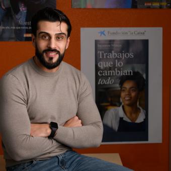 Rufo Santiago, usuario del programa Incorpora de la Fundación ”la Caixa” y responsable de una tienda de ropa en Cartagena.  