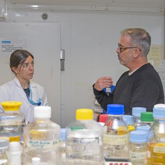 Roger Paredes en el laboratorio con una investigadora.