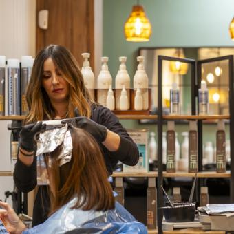 La mayoría de las inserciones impulsadas por el programa en el último año se han concentrado en el sector servicios, principal motor del mercado laboral español. 