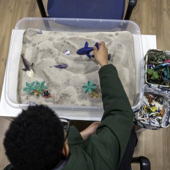 Nicolás jugant a l'espai de l'entitat.