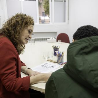 Nicolás amb Natalia Alonso en una de les sessions de reforç escolar i atenció psicològica que rep a Redes Cooperativa.