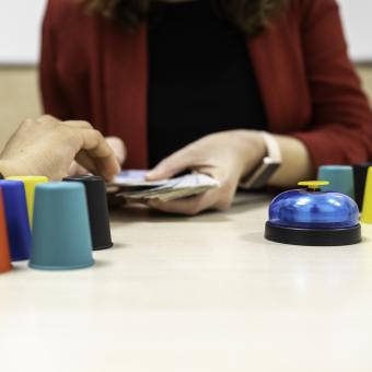 Àlex Nicolás, beneficiari de la convocatòria Més Infància, i Natalia Alonso, responsable d'Acció Social a Redes Cooperativa, durant una de les sessions de suport que ofereix l'entitat.