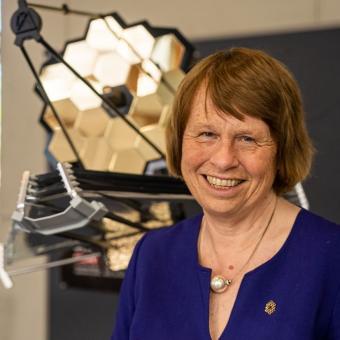 Ewine Fleur van Dishoeck, astrònoma, química, professora d’Astrofísica Atòmica i Molecular a l’Observatori de Leiden i presidenta electa de la Unió Astronòmica Internacional. 