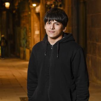 Facundo Alexander davant de la seu de la Fundació Esperança al barri del Raval.