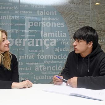 Raquel Lalueza i Facundo durant una classe de reforç.
