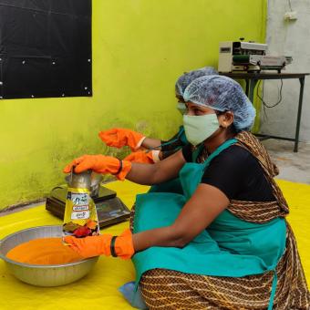 Mujeres trabajando en una unidad de procesamiento de BASANT.