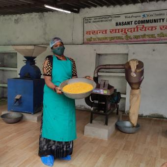 Una mujer trabajando en una unidad de procesamiento de BASANT.