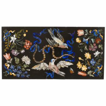 Galleria dei Lavori, Florencia, «Placa con pájaros y collar de perlas», primer tercio del siglo XVIII. Taracea de piedras duras.