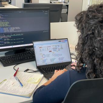 Una investigadora analizando datos en un laboratorio. 