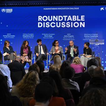De izquierda a derecha: el director de Innovación de ACNUR/UNHCR, Hovig Etyemezian; la directora de la Fundación ProFuturo, Magdalena Brier; la directora de la Fundación FC Barcelona, Marta Segú; el subdirector de Acción Humanitaria de AECID, Jesús Rogado; la directora general de Cooperación de la Generalitat de Catalunya, Andrea Costafreda; y el director de Políticas Sociales de UNESCO, Gustavo Merino.