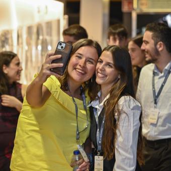 Dos becadas de la Fundación ”la Caixa” haciéndose una foto en el acto de entrega de becas de doctorado y posdoctorado de la Fundación ”la Caixa”.