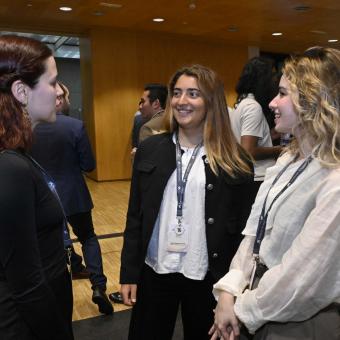 Tres becadas en el acto de entrega de becas de doctorado y posdoctorado de la Fundación ”la Caixa” hablando.