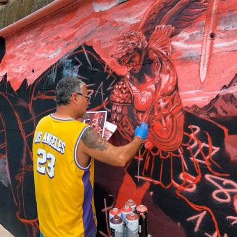 Absure creant la seva obra als murs del BesArt. The River Museum.