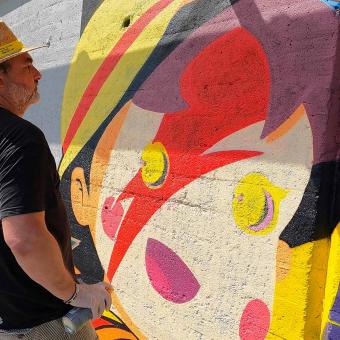 L'artista Pop davant del seu mural al BesArt.The River Museum.