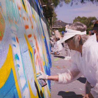 Xupet negre i els seus ajudants del taller de Gent Gran treballant a la seva obra.