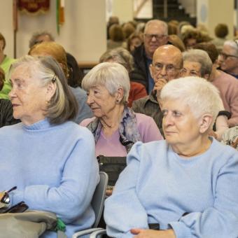 Neus y Flora escuchando atentamente a la psicóloga Elena Angulo durante los talleres de duelo en Barcleona.