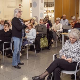 Los asistentes al taller de duelo en Barcelona durante la charla ofrecida por la psicóloga Elena Angulo. 