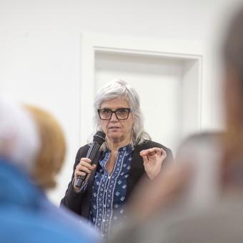 Elena Angulo dando una charla sobre el duelo en Barcelona.