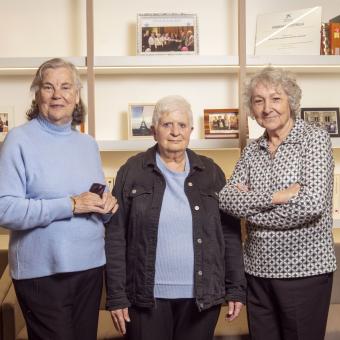 Neus, Flora y Dolors, asistentes al taller de duelo organizado en el Espacio Fundación ”la Caixa” Sant Lluís.