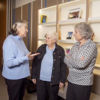 Neus, Flora y Dolors, asistentes al taller de duelo organizado en el Espacio Fundación ”la Caixa” Sant Lluís.