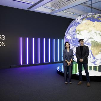 La directora de CaixaForum Palma, Margarita Pérez-Villegas, y el asesor científico de la exposición, Rubén Duro, en la entrada de la muestra.