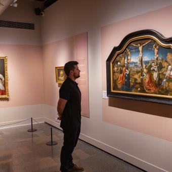 Un visitant admira algunes de les obres de l'exposició «La botànica en l'art» a CaixaForum Girona.