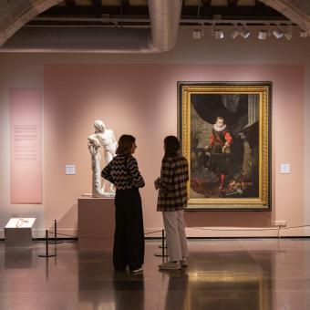 Dos visitants a una de les sales de l'exposició «La botànica en l'art» a CaixaForum Girona.