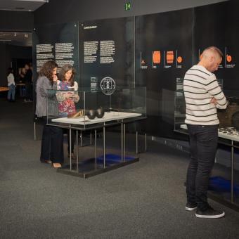 Visitants de l'exposició «Naufragis. Arqueologia submergida» a CaixaForum Tarragona.