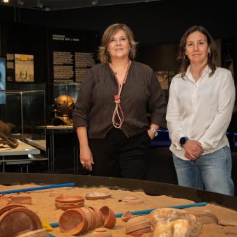 D'esquerra a dreta: la directora de CaixaForum Tarragona, Glòria Olivé, i la comissària i responsable del Centre d’Arqueologia Subaquàtica de Catalunya (CASC) - Museu d’Arqueologia de Catalunya (MAC), Rut Geli.