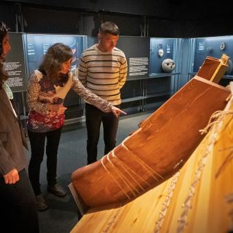 Visitants de l'exposició «Naufragis. Arqueologia submergida» a CaixaForum Tarragona.