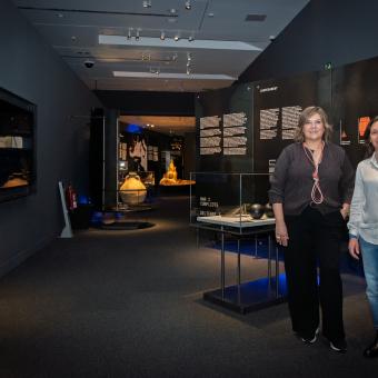 D'esquerra a dreta: la directora de CaixaForum Tarragona, Glòria Olivé, i la comissària i responsable del Centre d’Arqueologia Subaquàtica de Catalunya (CASC) - Museu d’Arqueologia de Catalunya (MAC), Rut Geli.