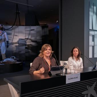 La directora de CaixaForum Tarragona, Glòria Olivé, i la comissària i responsable del Centre d’Arqueologia Subaquàtica de Catalunya (CASC) - Museu d’Arqueologia de Catalunya (MAC), Rut Geli, a la presentació de l'exposició Naufragis. Arqueologia submergida. 