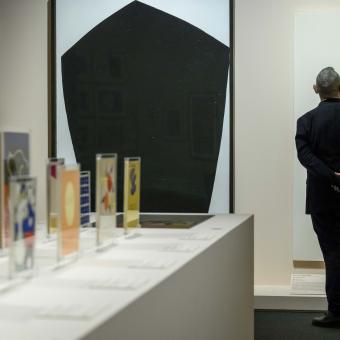 Un hombre observando atentamente las obras presentes en la exposición Chez Matisse en CaixaForum Barcelona.