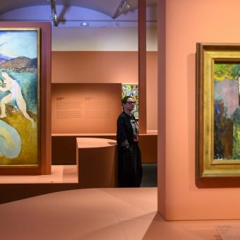 Un hombre recorriendo las salas de la exposición Chez Matisse en CaixaForum Barcelona.